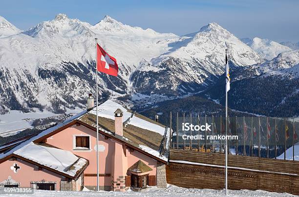 Budynek Z Flaga Szwajcarii Na Narciarstwo Alpejskie Resort - zdjęcia stockowe i więcej obrazów Sankt Moritz