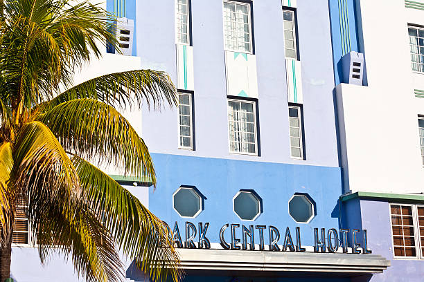 정오 보기에서 오션 드라이브 마이애미비치 - park central hotel ocean drive miami beach hotel 뉴스 사진 이미지