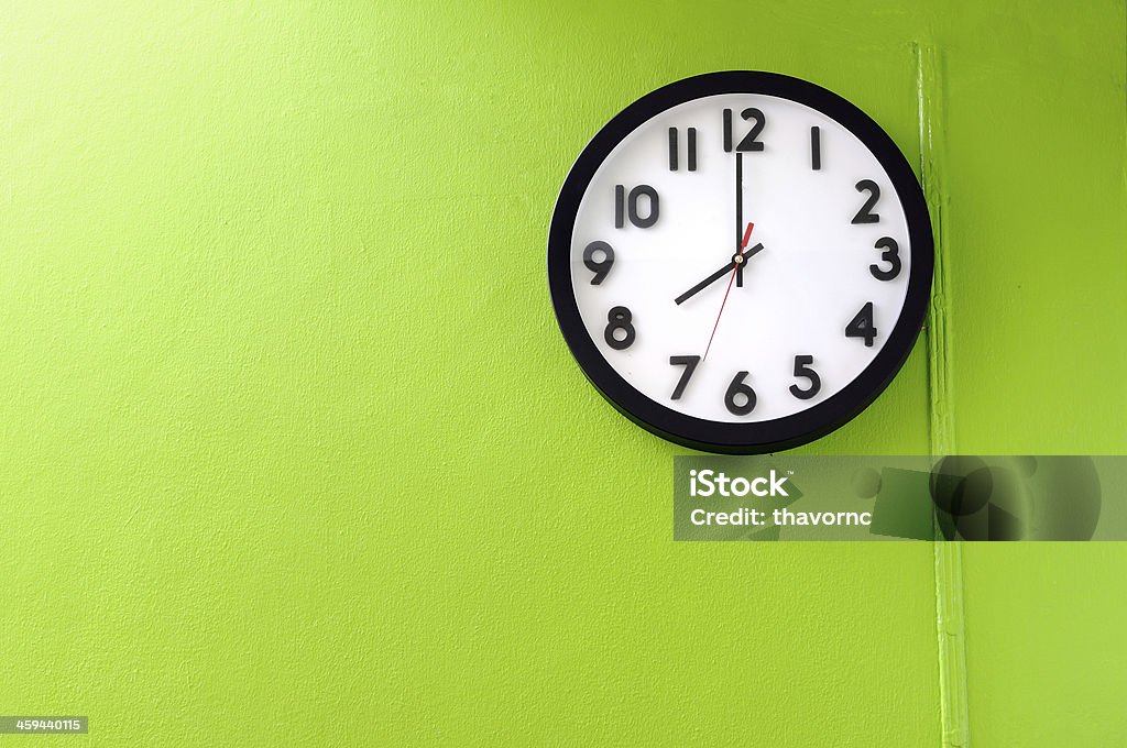Uhr mit 8 Uhr auf eine grüne Wand - Lizenzfrei Uhr Stock-Foto