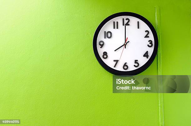Uhr Mit 8 Uhr Auf Eine Grüne Wand Stockfoto und mehr Bilder von Uhr - Uhr, Arbeiten, Auf die Uhr sehen