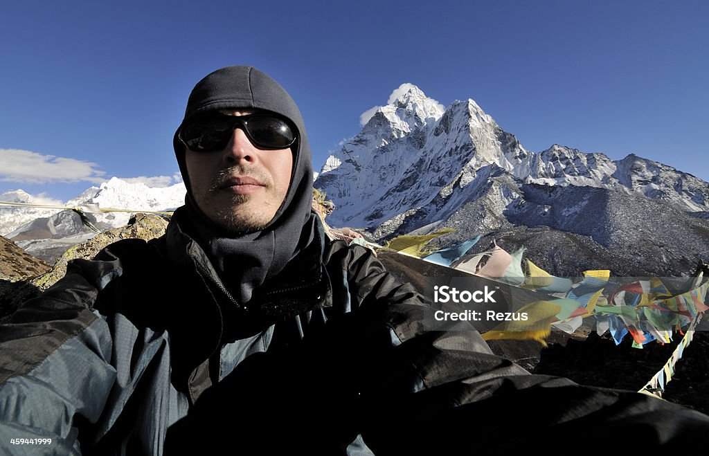 Turista con occhiali da sole in Himalaya, Ama Dablam (6856 sfondo m) - Foto stock royalty-free di 25-29 anni