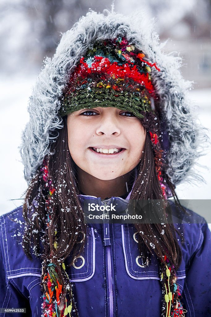 Adorabile bambina all'aperto in inverno neve - Foto stock royalty-free di Inverno