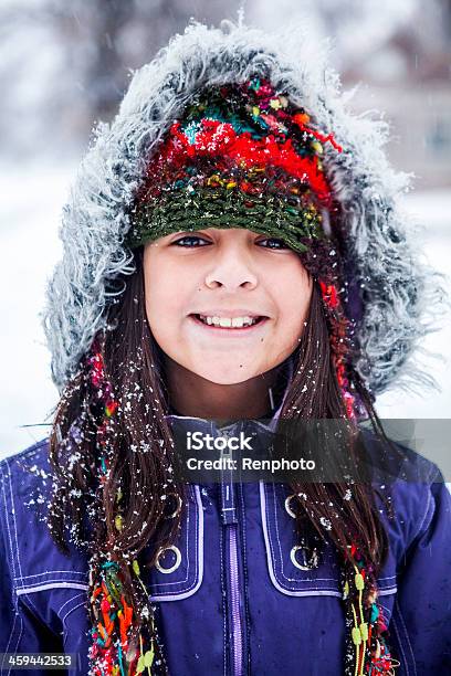 Adorabile Bambina Allaperto In Inverno Neve - Fotografie stock e altre immagini di Inverno - Inverno, Ritratto, Viola - Colore