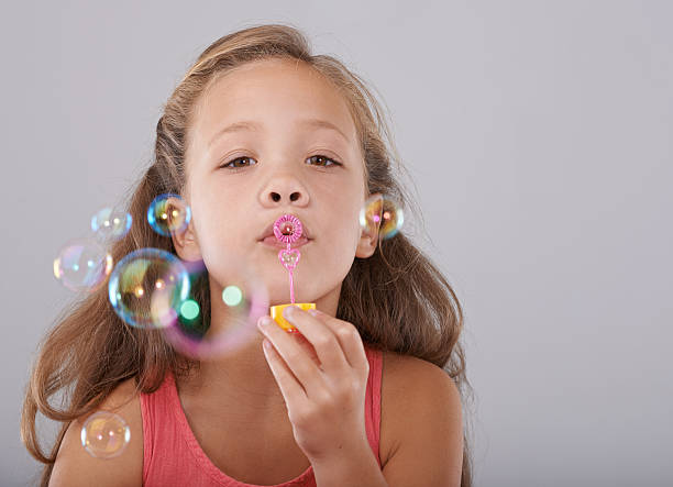 a los niños les encanta burbujas - bubble child bubble wand blowing fotografías e imágenes de stock