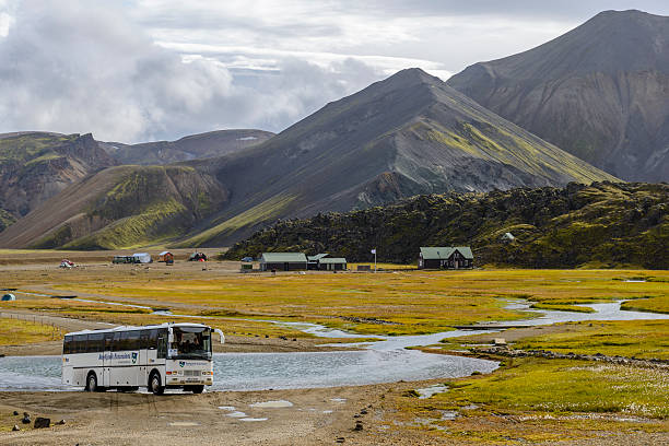 landmannalaugar servicio de autobús - editorial tourist travel destinations bus fotografías e imágenes de stock