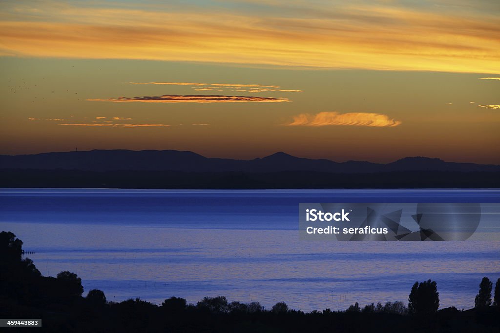 Pôr do sol sobre o Lago Trasimeno - Foto de stock de Lago Trasimeno royalty-free