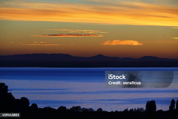 Foto de Pôr Do Sol Sobre O Lago Trasimeno e mais fotos de stock de Lago Trasimeno - Lago Trasimeno, Azul, Beleza natural - Natureza