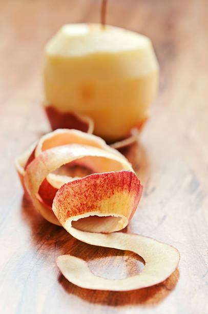 剥いたアップル - apple gala apple fuji apple fruit ストックフォトと画像