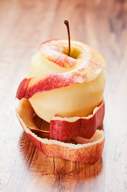 peladas de manzana - red delicious apple apple fruit vertical fotografías e imágenes de stock