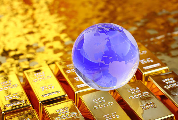 globus auf gold bars - global finance currency earth macro stock-fotos und bilder