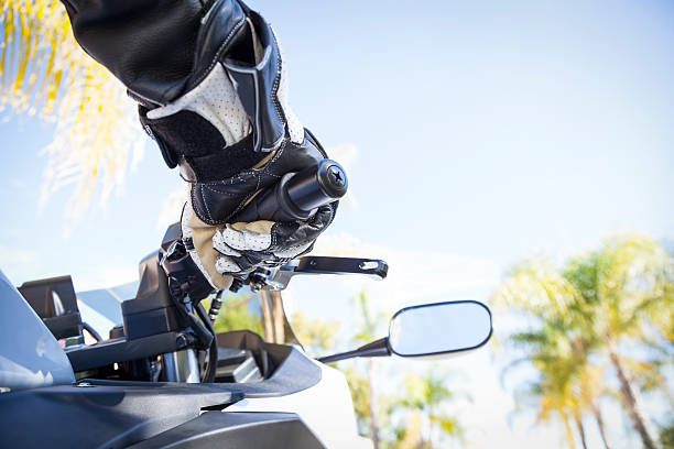 piloto de motocicleta - motorcycle mirror biker glove - fotografias e filmes do acervo