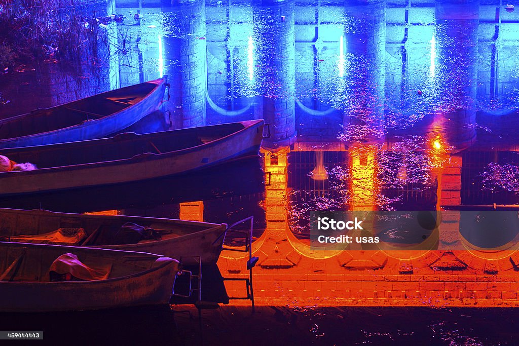 Barcos na água com reflexo da ponte de pedra - Foto de stock de Ancorado royalty-free