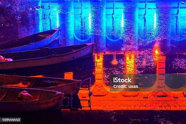 Foto de Barcos Na Água Com Reflexo Da Ponte De Pedra e mais fotos de stock de Ancorado - Ancorado, Antigo, Arquitetura