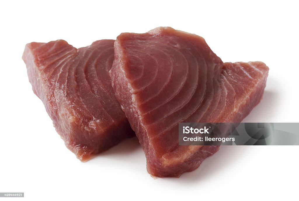 Два вкусных tuna fish стейк изолированные на белом фоне - Стоковые фото Изолированный предмет роялти-фри