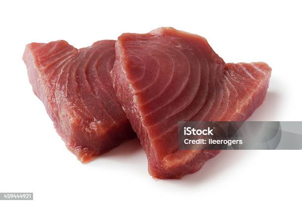 Два Вкусных Tuna Fish Стейк Изолированные На Белом Фоне — стоковые фотографии и другие картинки Изолированный предмет