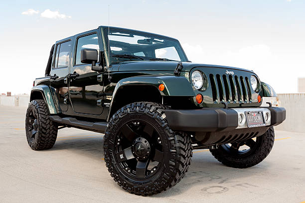 jeep wrangler - sports utility vehicle 4x4 car tire fotografías e imágenes de stock