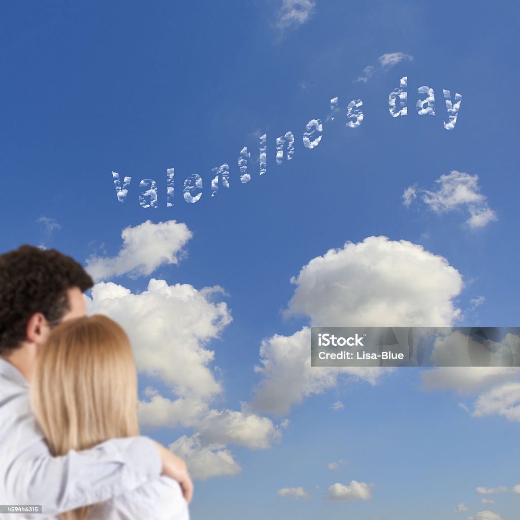 Coppia in amore per San Valentino Day.Copy spazio. - Foto stock royalty-free di 25-29 anni