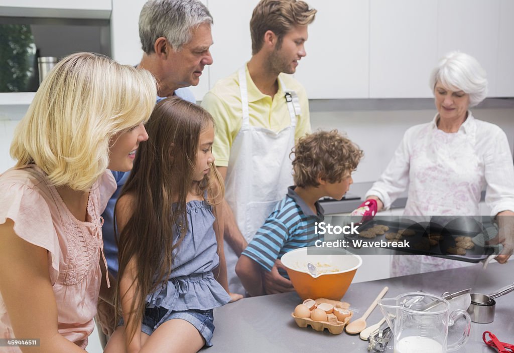 Familie warten auf cookies - Lizenzfrei 60-69 Jahre Stock-Foto