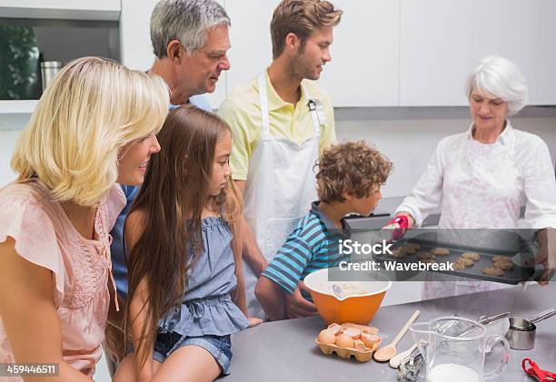 Familie Warten Auf Cookies Stockfoto und mehr Bilder von 60-69 Jahre - 60-69 Jahre, 70-79 Jahre, Aktiver Senior