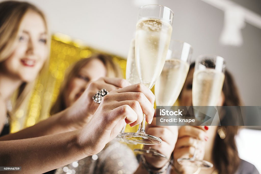 Quatre femmes prêtes pour la fête - Photo de Champagne libre de droits