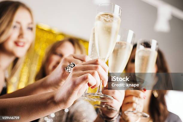 Photo libre de droit de Quatre Femmes Prêtes Pour La Fête banque d'images et plus d'images libres de droit de Champagne - Champagne, Trinquer, Nouvel an