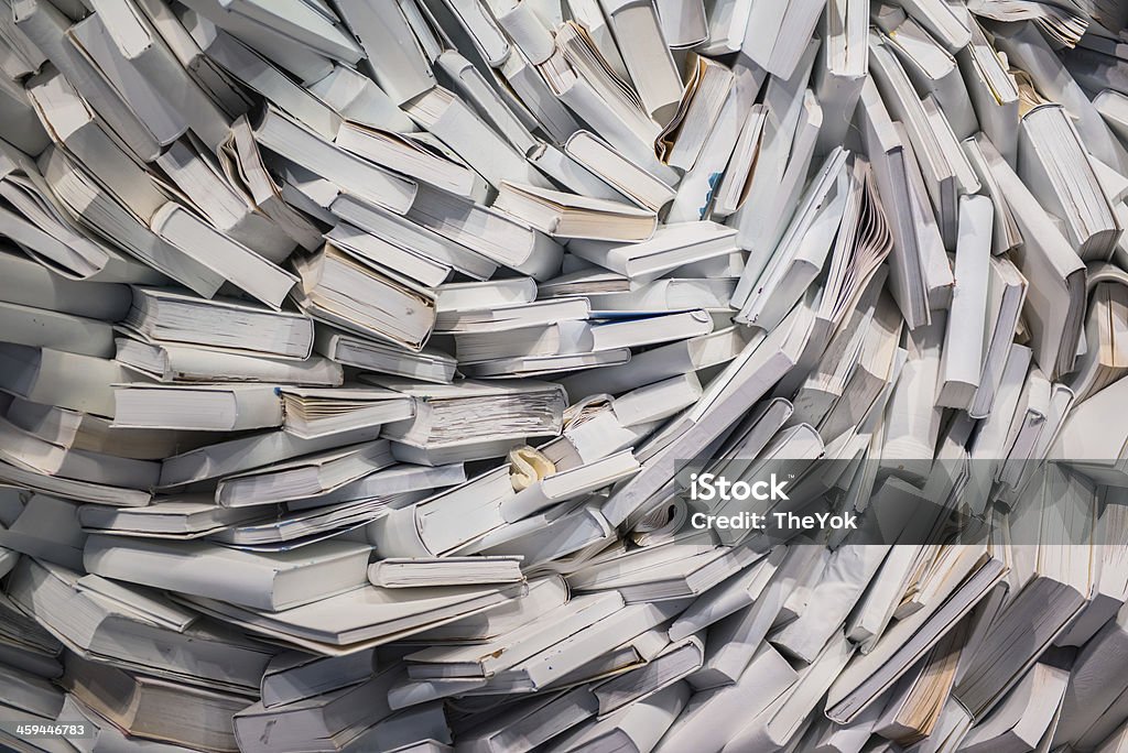 Pilha de livros em closeup em fundo branco - Foto de stock de Grande royalty-free