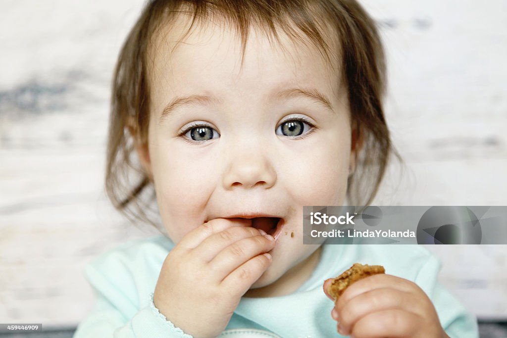 Bebê Menina comer um Cookie - Royalty-free Bebé Foto de stock