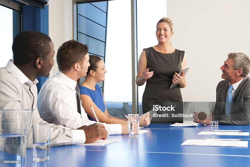 Empresária segurando uma reunião - Foto de stock de 30 Anos royalty-free