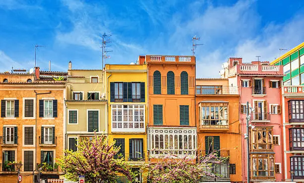 Colorful traditional majorcian town houses at the La Plaza de la Reina (Queen’s square) in Palma de Mallorca, Spain.