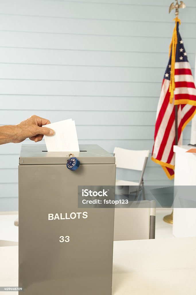 Ekonomia wybory: Głosowania umieścić w polu w pollling regionem. - Zbiór zdjęć royalty-free (Amerykańska flaga)