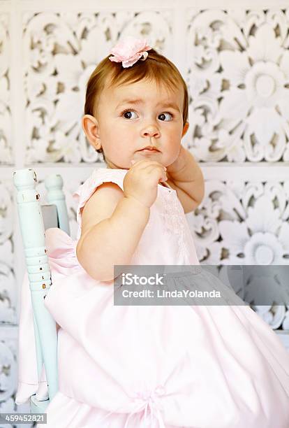 Dziecko Dziewczyna W Różowej Sukience - zdjęcia stockowe i więcej obrazów 12-17 miesięcy - 12-17 miesięcy, 12-23 miesięcy, 6 - 11 miesięcy