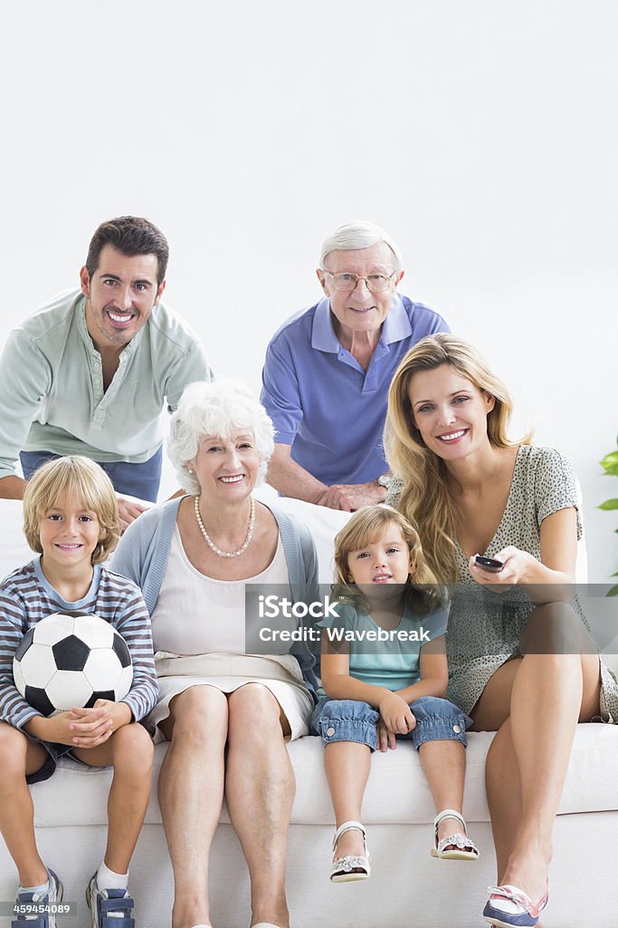 笑顔の家族は、テレビの眺め - 30代のロイヤリティフリーストックフォト