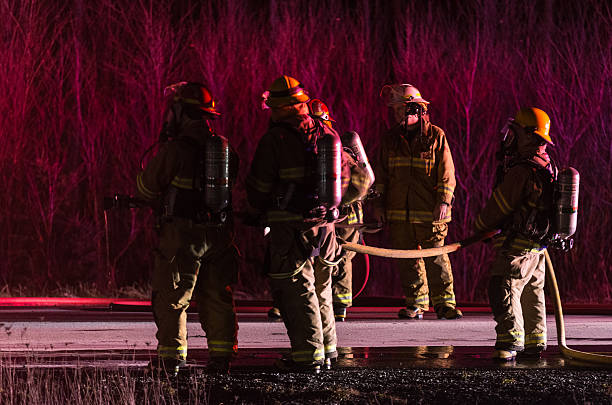 pompiers attend voiture de pompiers - editorial maritime provinces canada night photos et images de collection