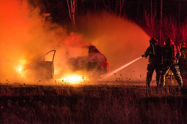 l'incendie du véhicule - editorial maritime provinces canada night photos et images de collection
