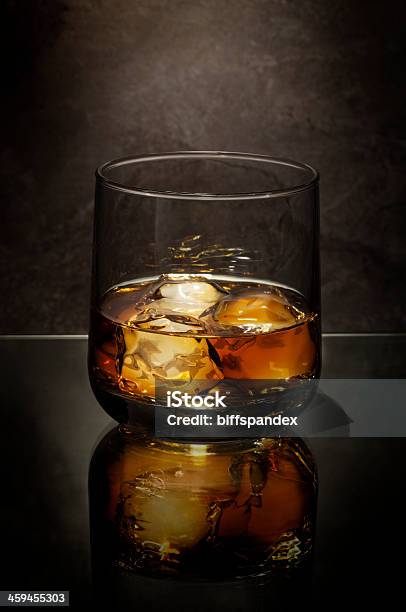 Photo libre de droit de Whisky En Verre Avec De La Glace banque d'images et plus d'images libres de droit de Alcool - Alcool, Nature morte, Photographie