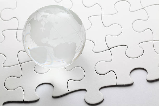 puzzle globo con fondo de vidrio - transparent puzzle glass jigsaw puzzle fotografías e imágenes de stock