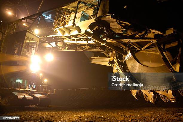 Open Cast Mine Con Macchina Gigante - Fotografie stock e altre immagini di Escavatore con ruote a tazze - Escavatore con ruote a tazze, Notte, Industria mineraria