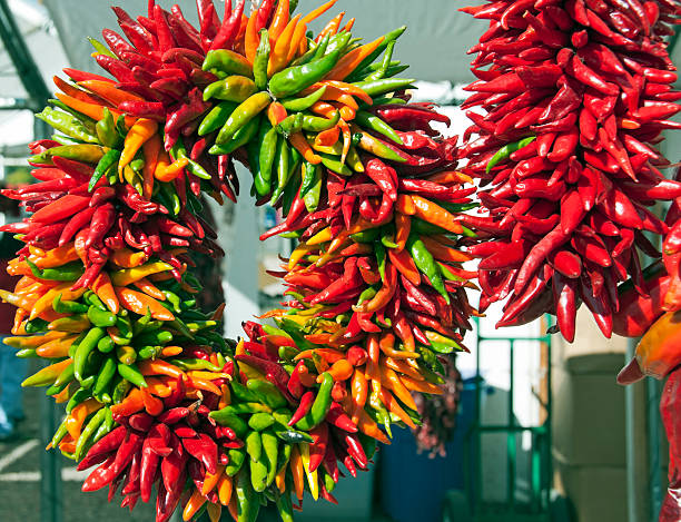 bunte chili-kranz und riste im market in new mexico - wreath chili pepper pepper ristra stock-fotos und bilder