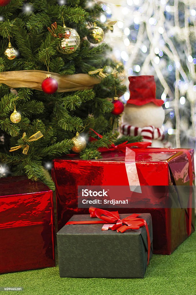 Boże Narodzenie prezenty pod choinkę z dekoracje - Zbiór zdjęć royalty-free (Bez ludzi)