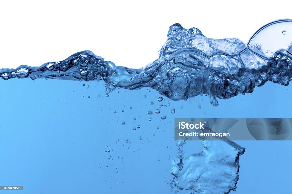 Onda de agua con burbujas aisladas en blanco - Foto de stock de Abstracto libre de derechos