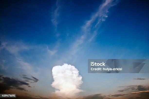 Aumento En Blanco Nube Un Cielo Oscuro Foto de stock y más banco de imágenes de Abstracto - Abstracto, Amanecer, Amarillo - Color