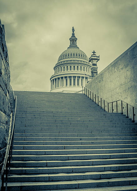 лестница в коррупции - washington dc monument sky cloudscape стоковые фото и изображения