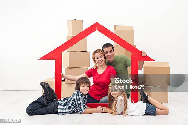 Foto de Família Em Um Novo Conceito Em Casa e mais fotos de stock de Adulto - Adulto, Arquitetura, Branco