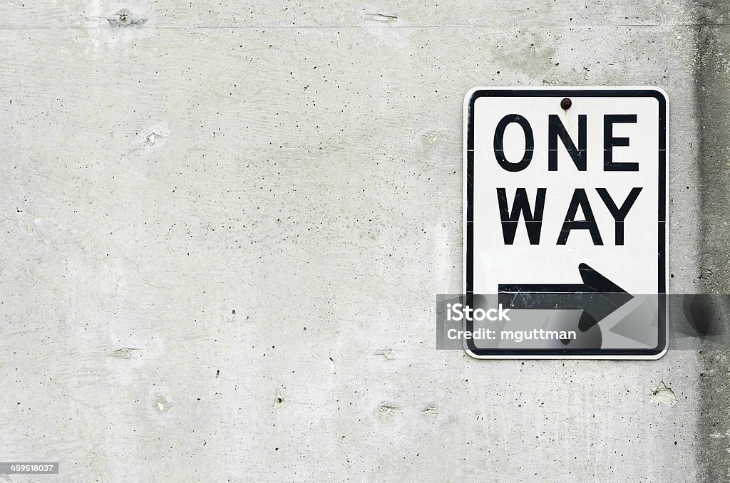편도여행 팻말 콘크리트 바닥에 벽 - 로열티 프리 일방통행 표지판 스톡 사진