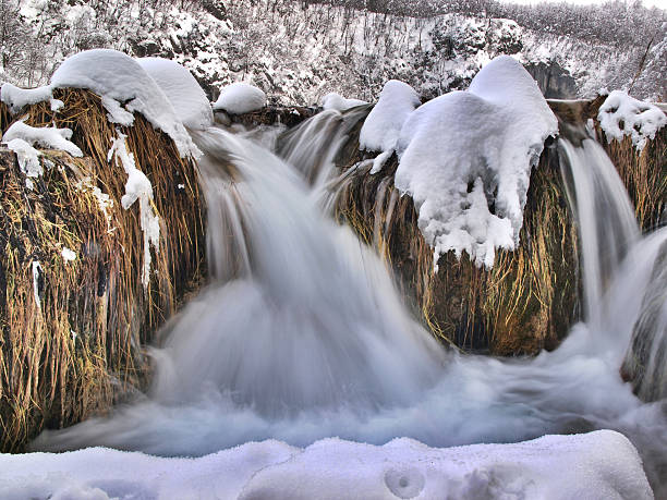 겨울맞이 폭포 - plitvice lakes national park croatia winter sparse 뉴스 사진 이미지