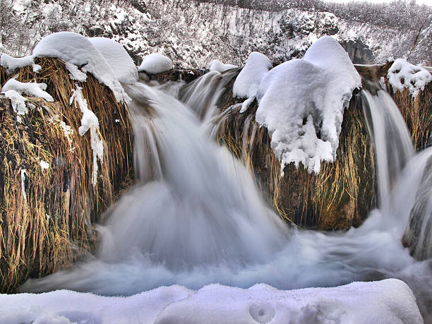 cachoeiras de inverno - plitvice lakes national park croatia winter sparse - fotografias e filmes do acervo