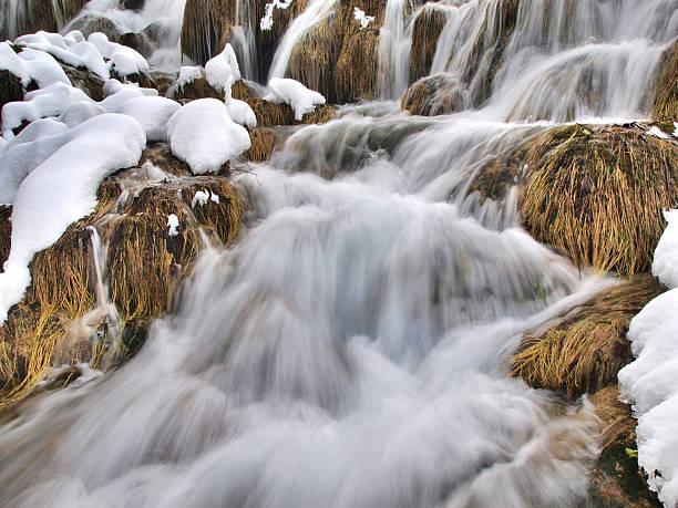 pequena cachoeira - plitvice lakes national park croatia winter sparse - fotografias e filmes do acervo