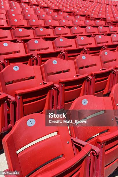 Gradas En Big Estadio Deportivo Foto de stock y más banco de imágenes de Arquitectura - Arquitectura, Asiento, Color - Tipo de imagen