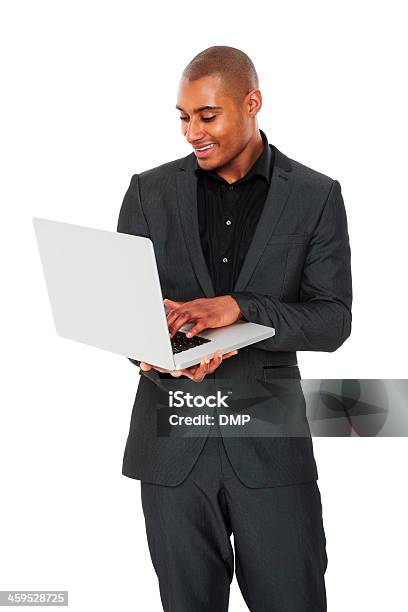 Junger Geschäftsmann Arbeiten Am Laptop Stockfoto und mehr Bilder von Laptop - Laptop, Männer, Stehen