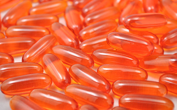 omega - 3 fischöl kapseln-lachs - capsule gel effect pill vitamin pill stock-fotos und bilder